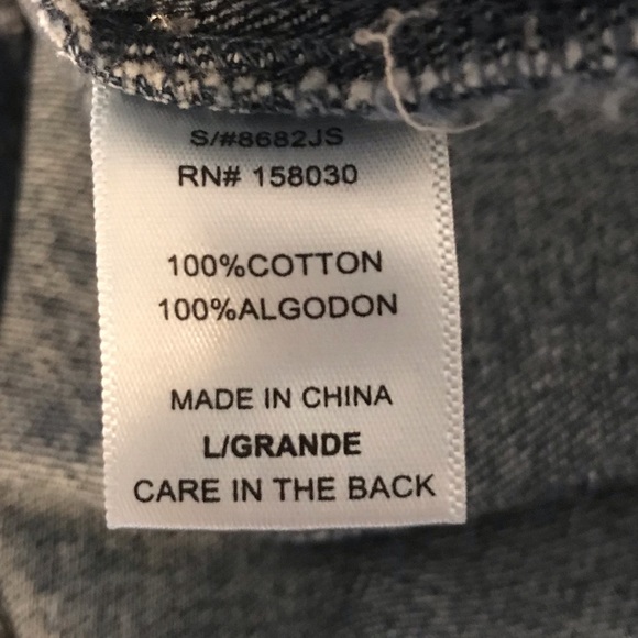 Love Tree NWOT! destructed  cropped denim jacket - Picture 10 of 15